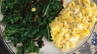 Ok aku benci orang yang mengunggah foto makanan.. TAPI, aku membuat ini. Dan aku bangga. Jadi ini beda, tulis akun @adamlevine. Duh, iya deh yang udah bisa masak scramble egg dan salad. Foto: Instagram @adamlevine