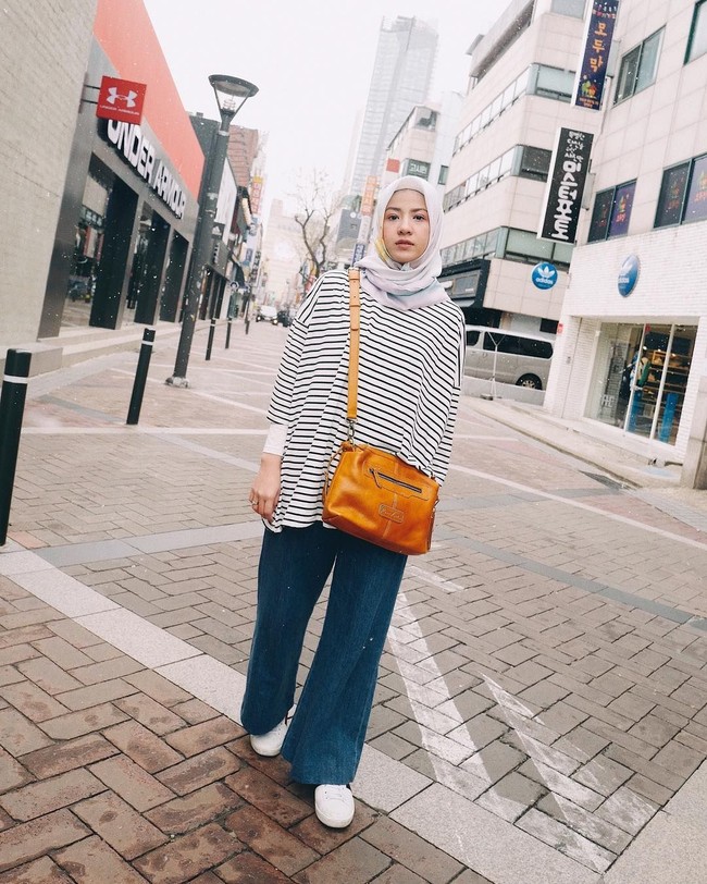 Motif scarf favorit Natasha Rizki adalah bentuk abstrak yang tidak terlalu feminin. Ia pun menyukai scarf motif berbahan voal. Foto: Instagram