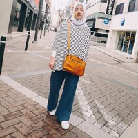 Motif scarf favorit Natasha Rizki adalah bentuk abstrak yang tidak terlalu feminin. Ia pun menyukai scarf motif berbahan voal. Foto: Instagram