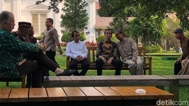 Jokowi bertemu dan berbincang dengan budayawan di Istana Bogor