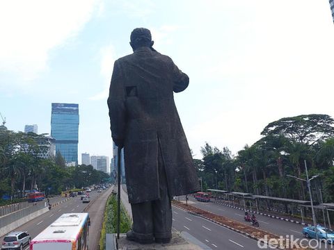Penampakan patung Jenderal Sudirman yang bolong. 