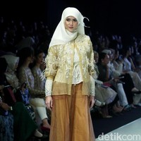 Fashion show busana muslim terbaru Ria Miranda yang mengangkat tema Lullatone di Indonesia Fashion Week 2018, Jakarta Convention Center, Sabtu [31/3/2018]. [Foto: Mohammad Abduh/Wolipop]