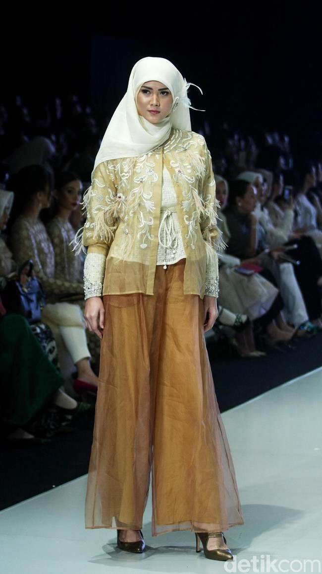 Fashion show busana muslim terbaru Ria Miranda yang mengangkat tema Lullatone di Indonesia Fashion Week 2018, Jakarta Convention Center, Sabtu [31/3/2018]. [Foto: Mohammad Abduh/Wolipop]