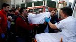 Foto: Petugas Evakuasi Korban Kebakaran di RS Taksim Istanbul