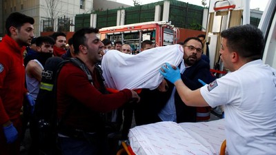 Foto: Petugas Evakuasi Korban Kebakaran di RS Taksim Istanbul
