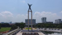Lapangan Banteng kini dikelilingi kolam air mancur dan undakan bagai amphitheater.