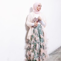 Untuk acara-acara spesial, Vivy Yusof terlihat memakai Louis Vuitton Petit Malle dalam berbagai warna, seperti warna merah muda dan biru. Harga tas sejenis ini berkisar mulai dari Rp 75 jutaan.  Foto: Instagram/VivyYusof