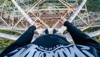 Acrophobia atau fobia ketinggian adalah hal yang cukup banyak di alami orang-orang. Jika kamu termasuk di antaranya, mungkin kamu juga bakal merinding lihat foto-foto berikut. (Foto:  Instagram/mustangwanted)
