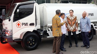 Wapres JK Saksikan Penyerahan Mobil Tangki Air