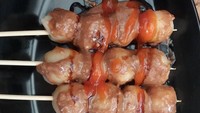 Wah cilok juga bisa jadi sate nih. Tiga butir cilok ditusuk sekaligus dan disajikan dengan sambal kacang dan saus. Persis sate ya, makannya juga makin gampang nih. Foto: Instagram