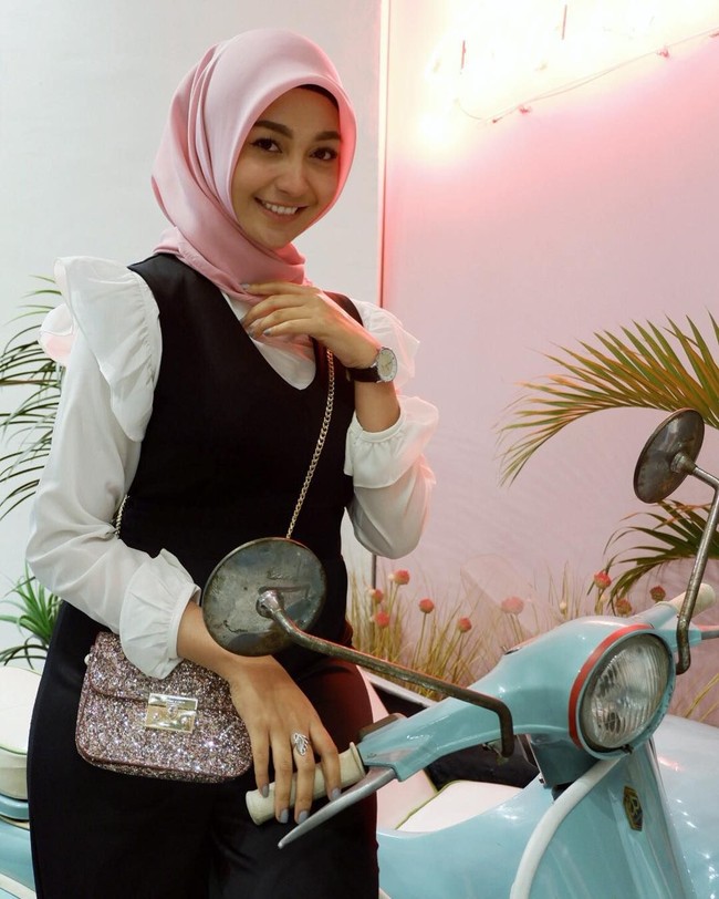 Tak heran, Muvida Pratiwi memang wajah yang cantik dan tubuh yang semampai bak model. Ia pun sering tampil modis mengenakan busana hijab di Instagram. Foto: Instagram