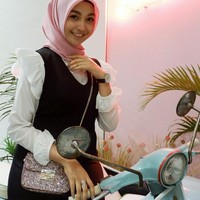 Tak heran, Muvida Pratiwi memang wajah yang cantik dan tubuh yang semampai bak model. Ia pun sering tampil modis mengenakan busana hijab di Instagram. Foto: Instagram