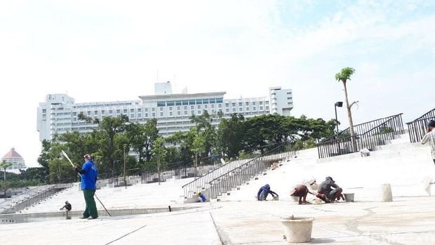 Para petugas masih bekerja di Lapangan Banteng / 
