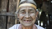 Di banyak negara, tato seringkali dikonotasikan negatif. Namun, tidak bagi wanita Suku Chin yang tinggal di pedalaman Myanmar ini (Dave Stamboulis/BBC Travel)