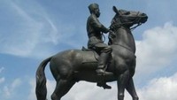 Selain Surabaya, daerah di Jawa Timur lainnya yang memiliki patung Jenderal Sudirman adalah Pacitan, tepatnya di Kecamatan Nawangan. Monumen Jenderal Sudirman (Mojensu) didirikan untuk mengenang perang gerilya sang pahlawan ketika melawan penjajah. Lokasi berdirinya patung dulunya adalah tempat di mana Jenderal Sudirman melakukan taktik perag gerilya. Di sekitarnya juga dibangun diorama yang menggambarkan sejarah perang gerilya. Tak hanya itu, tidak terlalu jauh dari patung bisa ditemukan rumah persembunyian yang dulu digunakan oleh sang jenderal.
