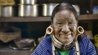 Karena dianggap tidak etis, kala itu Pemerintah Burma (sekarang Myamar) mulai melarang parktik tato wajah pada wanita Suku Chin (Dave Stamboulis/BBC Travel)