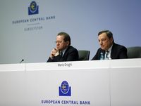 Gubernur ECB Mario Draghi (kanan)
