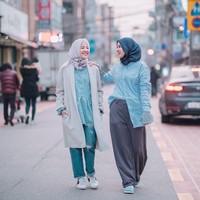 Baru-baru ini, Natasha Rizki jalan-jalan ke Korea bersama sahabatnya, Marsha Natika. Di sana, Caca panggilan akrab Natasha Rizki menghadiri perhelatan Seoul Fashion Week. Foto: Instagram