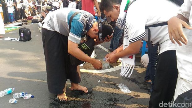 Massa wudu dengan air mineral kemasan.