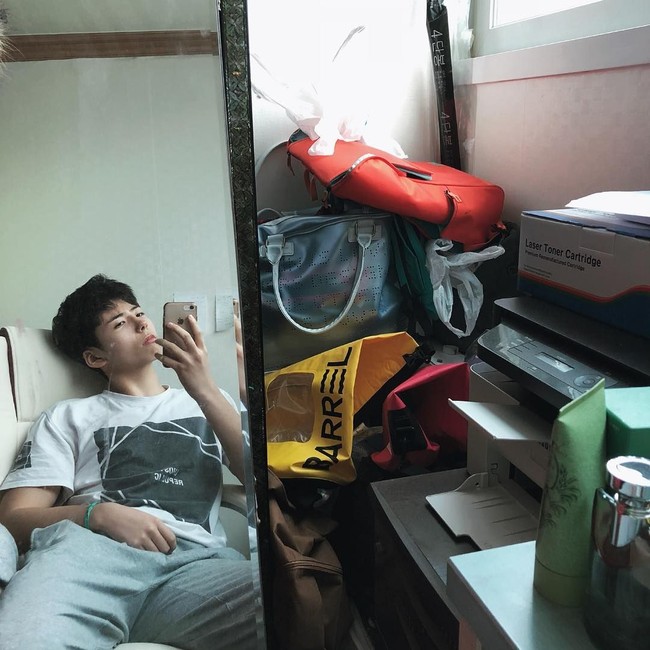 Laman Facebook kembaran bintang Moonlight Drawn by Clouds ini pun dibanjiri pertanyaan tentang info lebih mengenai dirinya. Foto: Instagram