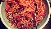 Spaghetti bolognaise ini juga buatan Adam Levine, lho. Ia hanya memasukan smooked beef dan parutan keju ke dalam spaghetti buatannya. Aku mulai masuk program masak Jedi, candanya. Foto: Instagram @adamlevine