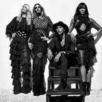 Di tahun 2016, Cindy bersama supermodel lainnya Claudia Schiffer, dan Naomi Campbell membuktikan bila mereka masih layak menjadi sorotan dengan membintangi kampanye Balmain. Foto: Ist.