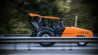 Para insinyur di acara teve Top Gear membuat traktor tercepat di dunia. Diberi nama Track-tor, alat berat itu memecahkan rekor baru sebagai traktor tercepat. Bukan traktor standar, kendaraan ini sudah dimodifikasi. Foto: Pool (twitter)
