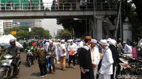 Foto: Massa tampak menggenakan pakaian berwarna putih. Massa juga membawa bendera berwarna hitam.(Wildan-detikcom)