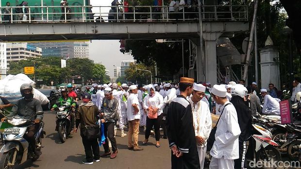 Jelang Demo Sukmawati, Massa PA 212 Padati Depan Stasiun Gambir