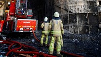 Wali Kota Gaziosmanpasa, Hasan Tashin Usta menerangkan api yang menyebar di gedung bisa ditangani. Tak ada korban jiwa akibat peristiwa ini. (Foto: REUTERS/Osman Orsal)