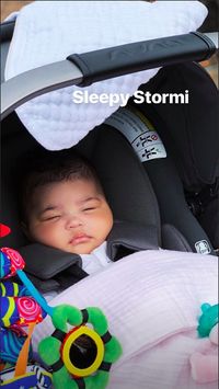 Tidur saat Diajak Jalan-jalan, Putri Kylie Jenner Bikin Gemas