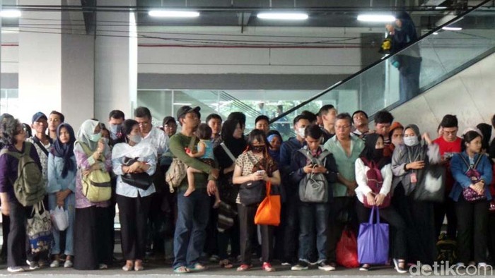 Kondisi Stasiun Duri masih terpantau padat seperti hari-hari sebelumnya. Penumpukan penumpang terlihat jelas disana.