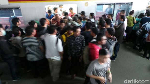 Desak-desakan Penumpang KRL di Stasiun Duri Sore Ini Masih Horor