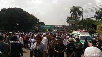 Foto: Pantuan detikcom di depan Stasiun Gambir, Jakarta Pusat, Jumat (6/4/2018) pukul 13.15 WIB, massa terlihat mulai berdatangan dari berbagai sisi. (Wildan-detikcom)