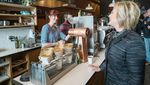 Kopi dan Popcorn Selalu Jadi Teman Favorit Hillary Clinton