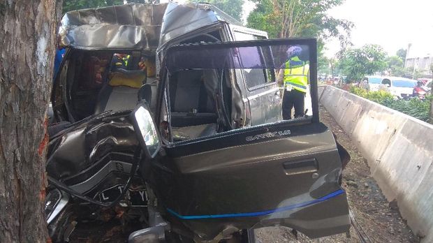 Diduga Ngantuk, Pengemudi Carry Tewas Terjepit Pohon di A Yani