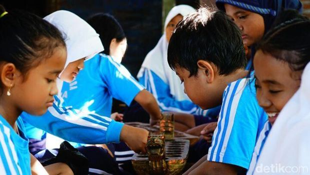 Rumah Belajar Ilalang (RBI) di Jepara lestarikan dolanan anak.