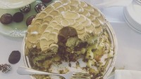 Ternyata Adam Levine suka makan kue. Kue ulang tahun ini dihabiskan sendiri lho olehnya. Aku memakan kue ini sendirian. Ini jadi ulang tahun terbaiku, tulisnya.  Foto: Instagram @adamlevine