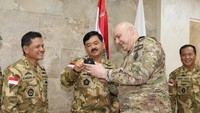 Di Lebanon, Panglima TNI Marsekal TNI Hadi Tjahjanto melakukan kunjungan kehormatan dengan Panglima Angkatan Bersenjata (Pangab) Lebanon Lieutenant General Joseph Aoun