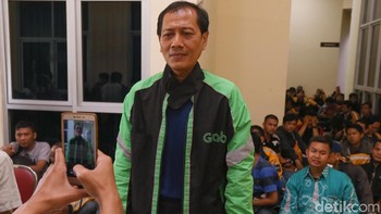 Salah satu eks driver Uber menjajal jaket anyar dari Grab.