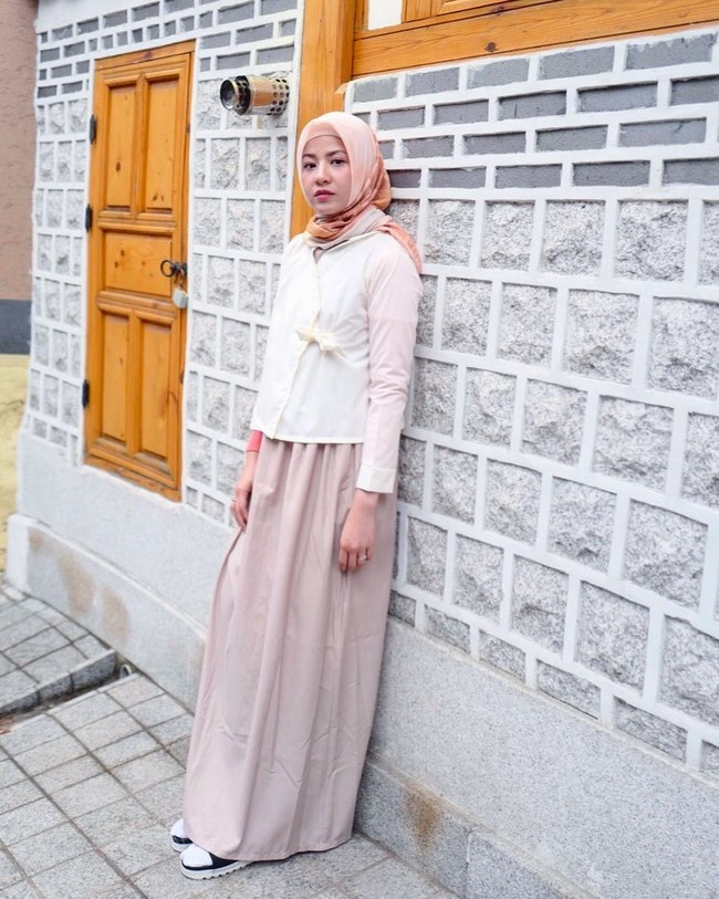 Saat di Korea, ia memakai atasan menyerupai hanbok karya desainer Indonesia. Ia pun memadukan atasan tersebut dengan rok panjang sehingga mirip sekali dengan hanbok asli Korea. Foto: Instagram