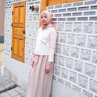 Saat di Korea, ia memakai atasan menyerupai hanbok karya desainer Indonesia. Ia pun memadukan atasan tersebut dengan rok panjang sehingga mirip sekali dengan hanbok asli Korea. Foto: Instagram