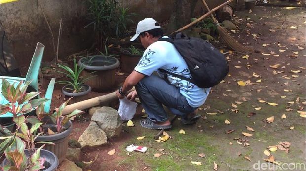 Polisi menyisir rumah pensiunan TNI AL yang jadi korban pembunuhan di Pondok Labu, Jaksel. Jumat (6/4/2018)
