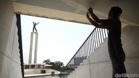 Pemolesan lantai di sekitaran pinggiran sungai agar terlihat lebih rapih.