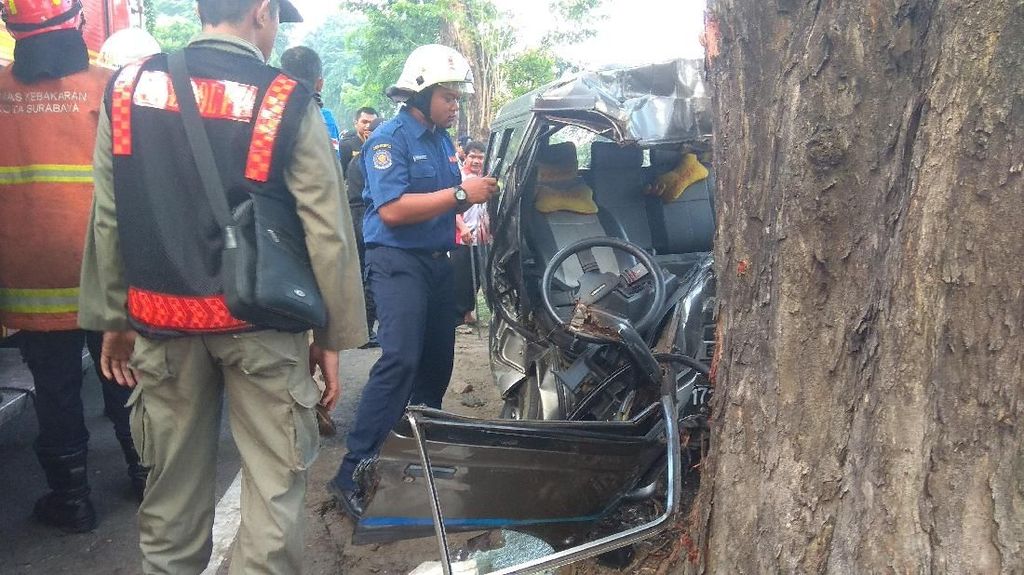 Diduga Ngantuk, Pengemudi Carry Tewas Terjepit Pohon di A Yani Diduga Ngantuk, Pengemudi Carry Tewas Terjepit Pohon di A Yani
