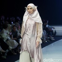 Fashion show busana muslim terbaru Ria Miranda yang mengangkat tema Lullatone di Indonesia Fashion Week 2018, Jakarta Convention Center, Sabtu [31/3/2018]. [Foto: Mohammad Abduh/Wolipop]