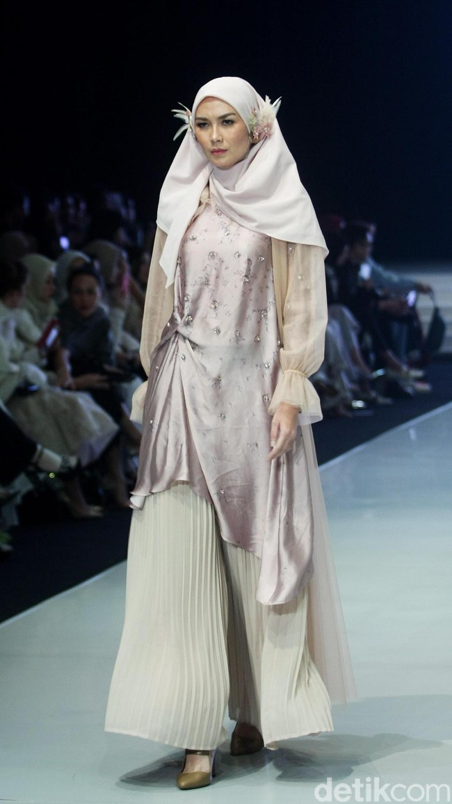 Fashion show busana muslim terbaru Ria Miranda yang mengangkat tema Lullatone di Indonesia Fashion Week 2018, Jakarta Convention Center, Sabtu [31/3/2018]. [Foto: Mohammad Abduh/Wolipop]