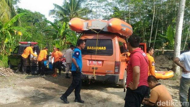 Operasi pencarian bocah Trianto yang hilang setelah tenggelam di Sungai Serayu, Banjarnegara. 