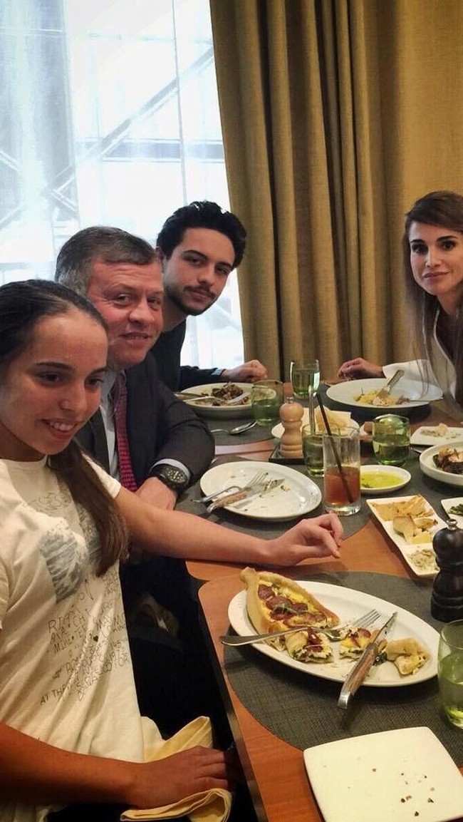 Rania menjadi ratu saat dinikahi Raja Abdullah dari Yordania. Sebelumnya, wanita yang meraih gelar sarjana administrasi bisnis itu bekerja di Citibank dan Apple di Amman, Yordania. Itulah di mana Rania bertemu Raja Abdullah saat acara makan malam. Foto: Instagram queenrania