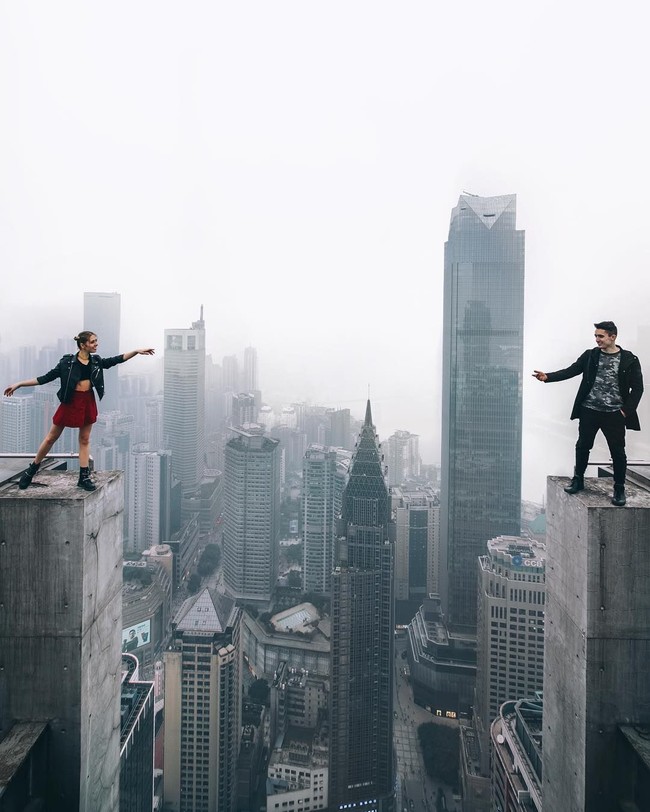 Keduanya bahkan sering mencari tempat-tempat tinggi untuk dijadikan lokasi selfie atau video. Foto: Instagram angela_nikolau/ beerkus/__elevation__